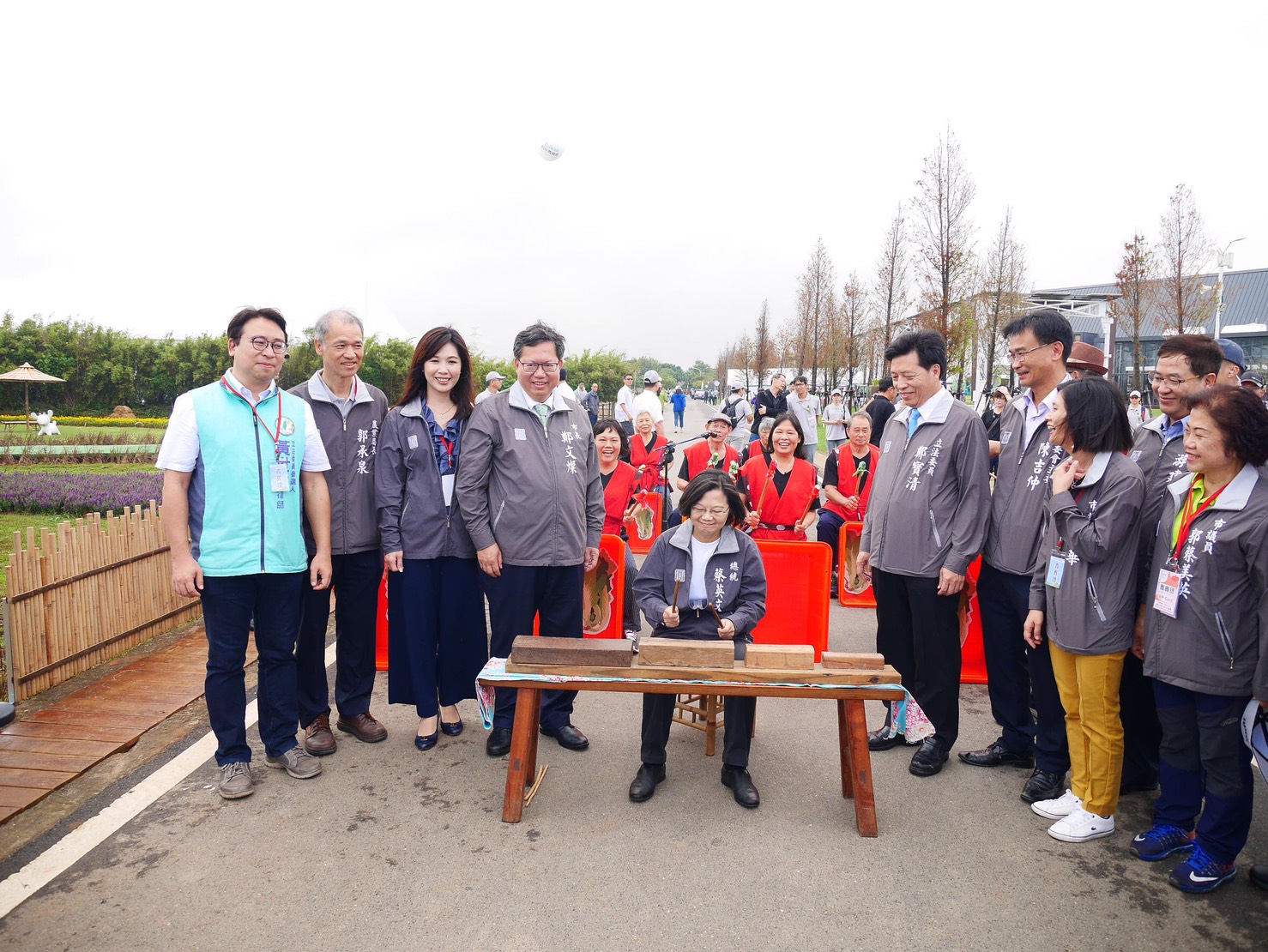 蔡總統與桃園市鄭文燦市長、陳吉仲主委與新竹縣北埔鄉南埔鹹菜桶打擊樂劇團合影同樂